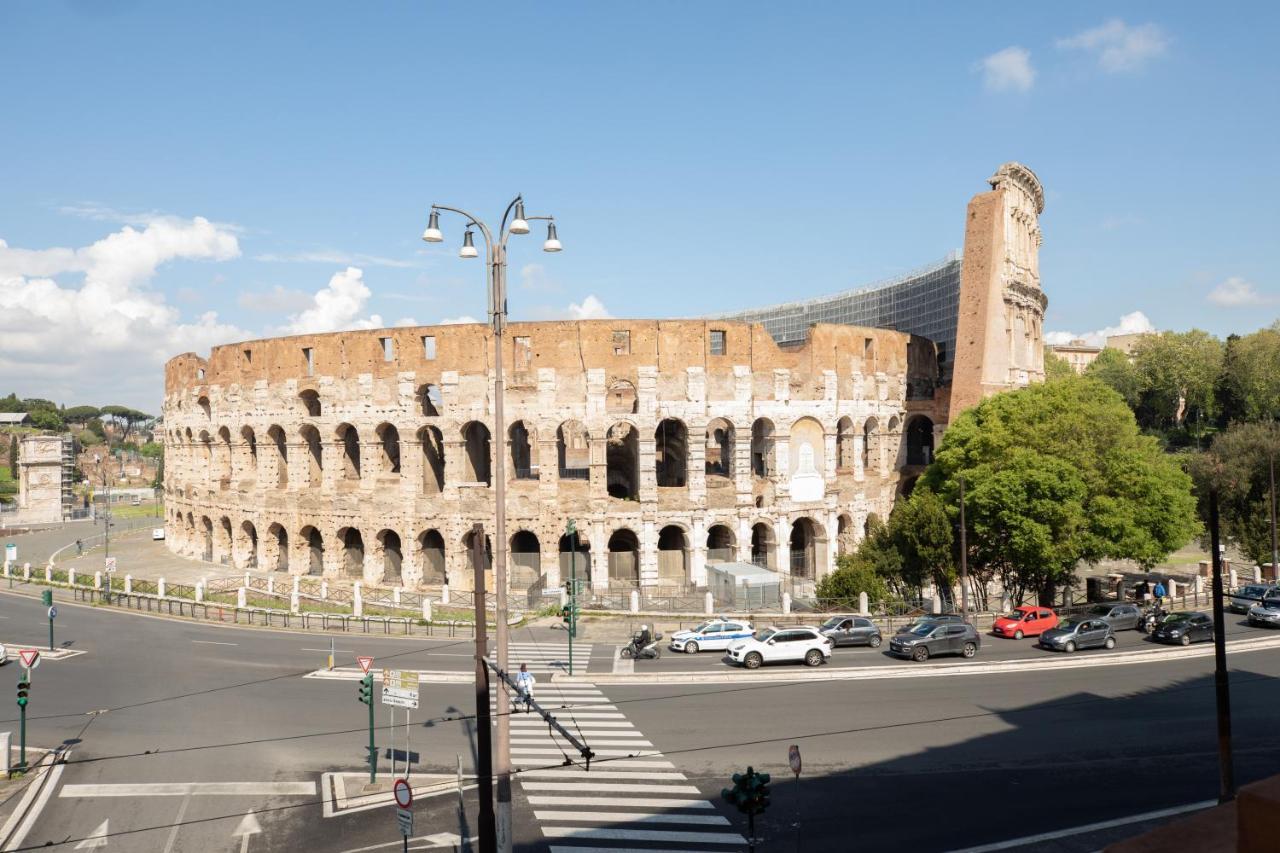 Iflat Unforgettable In Front Of Colosseum * Rom